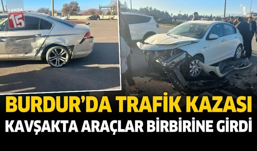Burdur’da Kavşakta İki Otomobil Çarpıştı