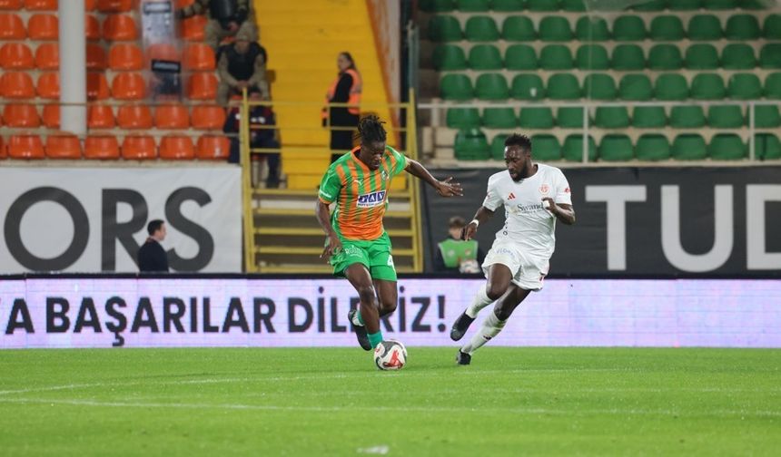 Trendyol Süper Lig: Alanyaspor: 0 - Antalyaspor: 0 (İlk yarı)