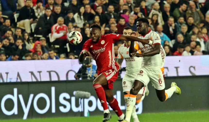 Trendyol Süper Lig: Antalyaspor: 0 - Galatasaray: 2 (İlk yarı)