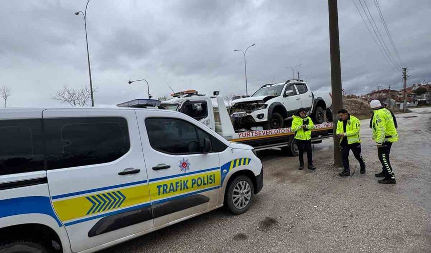 5 metrelik refüjden aşağı uçan araçta 3 kişi yaralandı