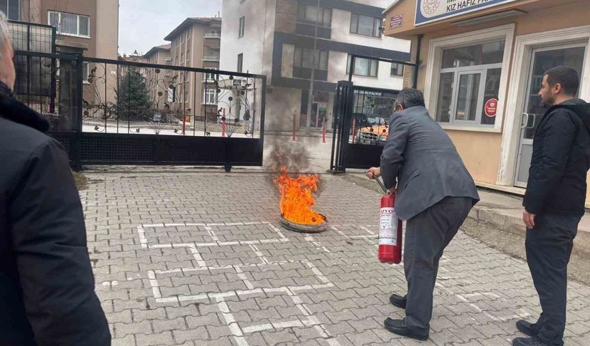 AFAD iki okulda eğitim verip, tatbikat yaptı