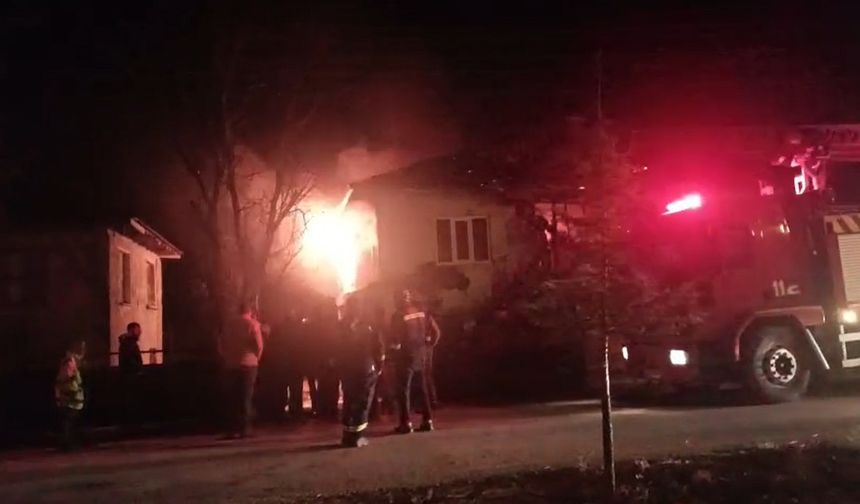 Çatıdan yükselen alevler hızla yayılarak iki katlı evi küle çevirdi