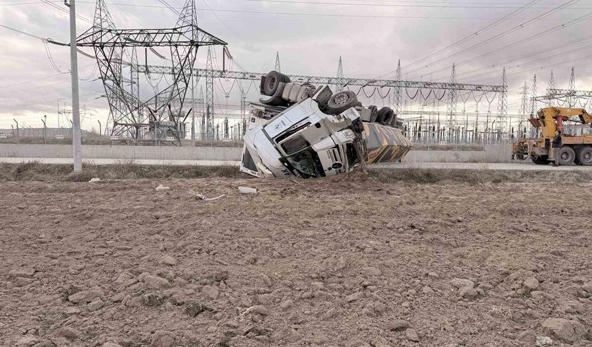 Devrilen tır karayolunu ulaşıma kapattı