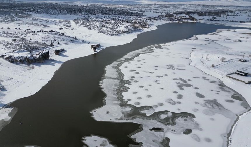 Donan Emre Gölü görüntüsüyle kartpostalları aratmadı