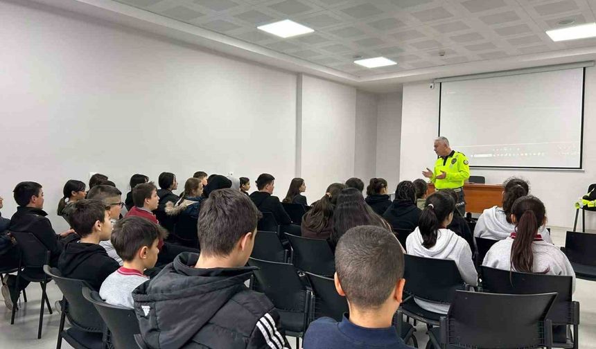 Eğirdir'de 135 öğrenciye trafik güvenliği eğitimi verildi