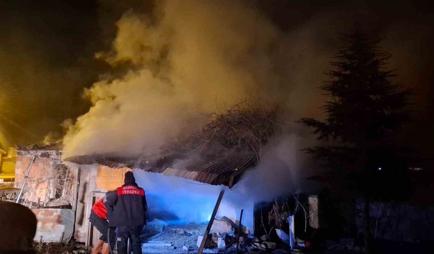 Kursun odunluk deposunda çıkan yangın korkuttu