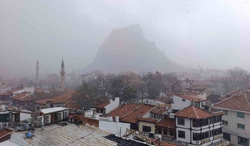 Afyonkarahisar'da kar yağışı