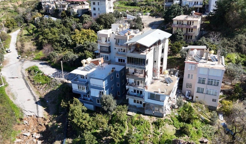 Alanya'da 3 bina tedbir amaçlı tahliye edildi