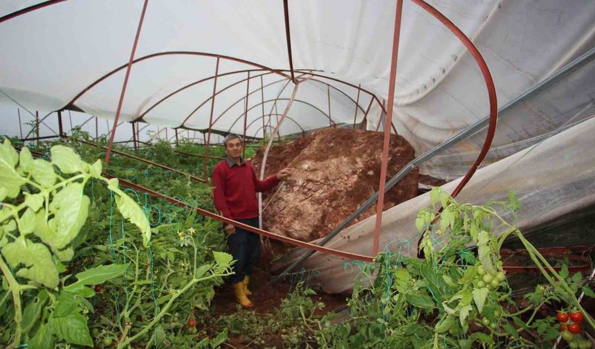 Antalya'da heyelan evlerin duvarlarını çatlattı, seralara dev kayalar düştü