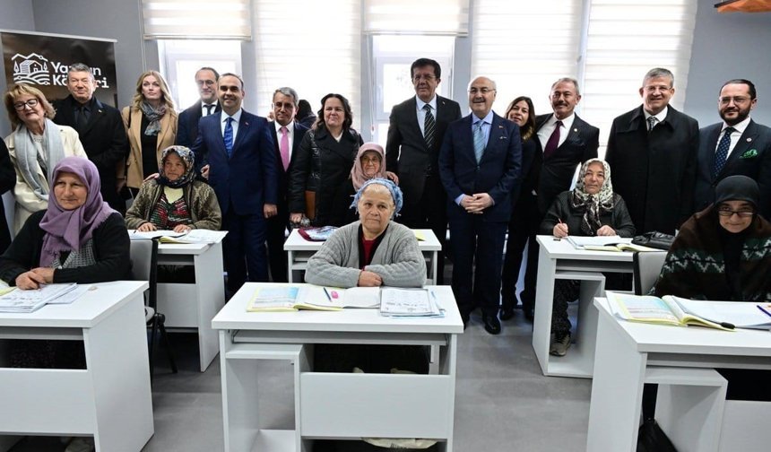 Bakan Kacır: 'Dijital merkez, Denizli'nin üretim gücünü küresel ticaretle entegre edecek önemli bir adım'