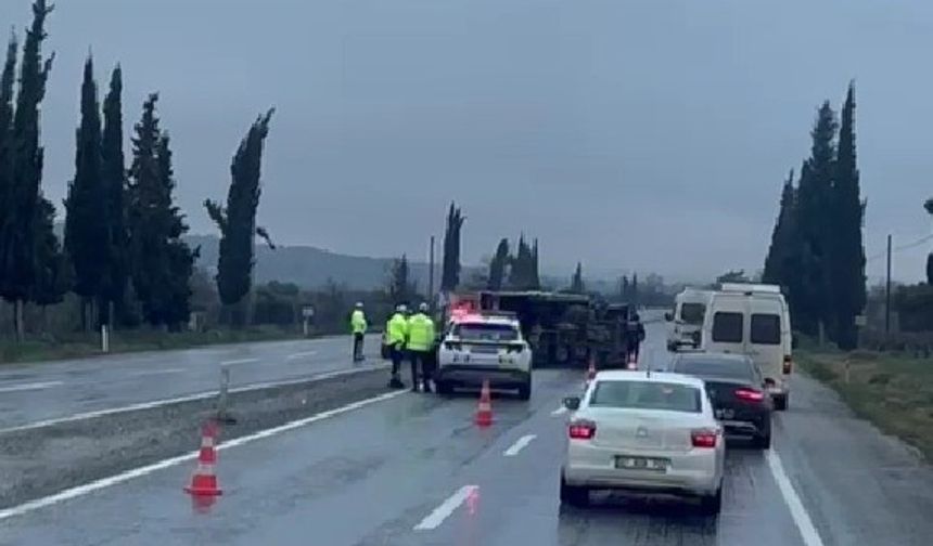 Buldan'da portakal yüklü kamyon refüje devrildi