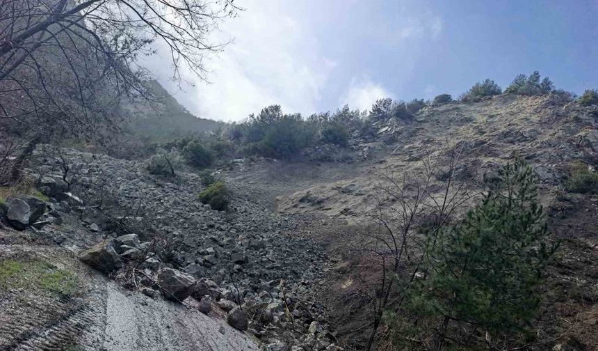 Buldan'da toprak kayması nedeniyle bir mahalle yolu ulaşıma kapandı
