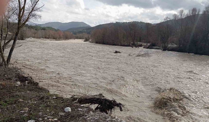 Denizli'de sel köprüleri ağır hasar verdi