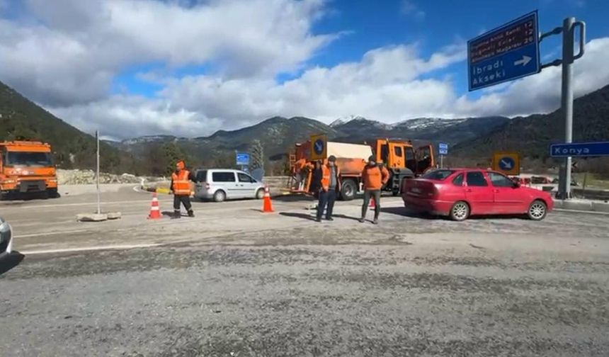 Dün yağan sağanak karayolunu göle döndürdü