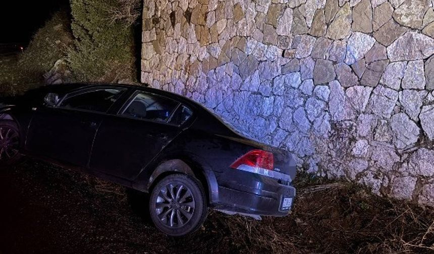 Eğirdir'de yol kenarına savrulan otomobildeki 3 kişi yaralandı