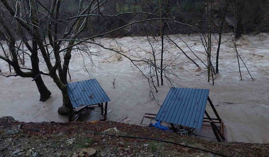 Gündoğmuş'ta sağanak, Uçansu Şelalesi'ni coşturdu