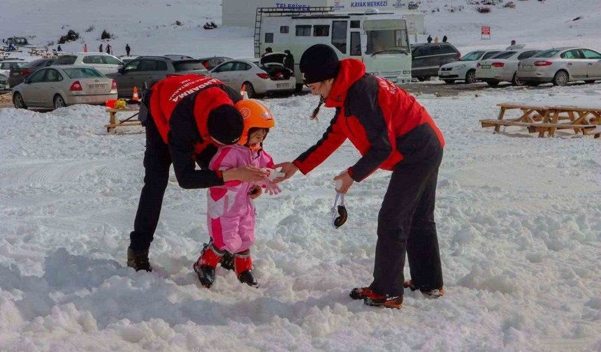 JAK şehit ve gazi çocuklarına kayak eğitimi verdi