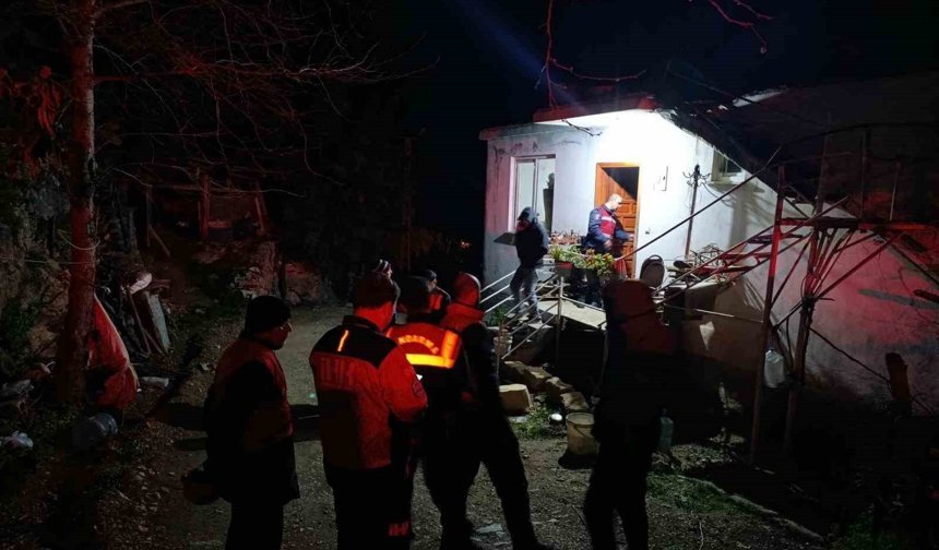 Kayıp olarak aranan yaşlı adam, 12 saat sonra bitkin halde ormanda yatarken bulundu