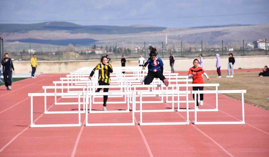 'Okul Sporları Yıldızlar Atletizm Müsabakaları' sona erdi