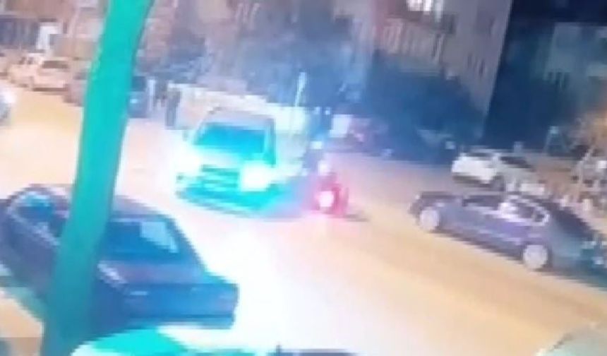 Otomobil ve motosikletin karıştığı kaza güvenlik kamerasına yansıdı