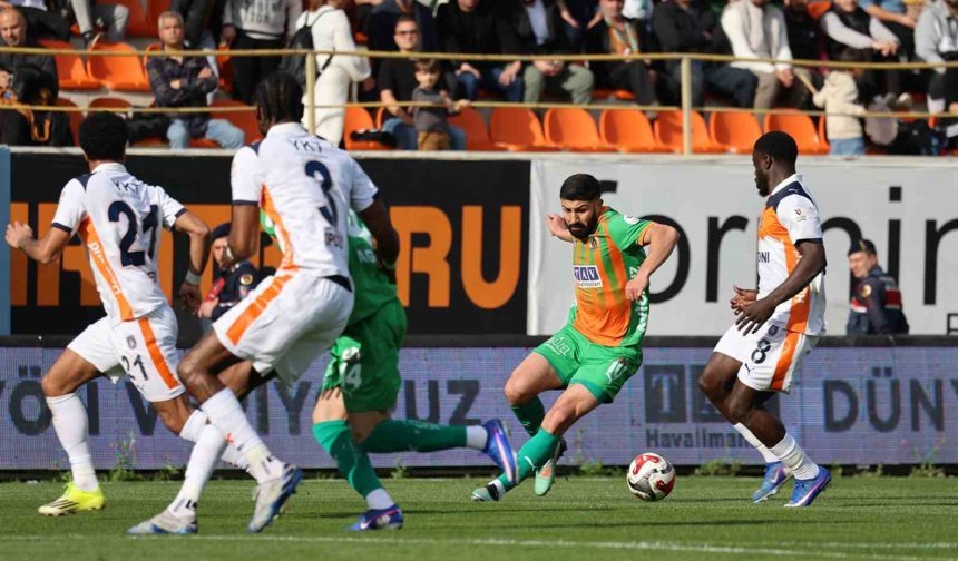 Trendyol Süper Lig: Corendon Alanyaspor: 0 - RAMS Başakşehir: 2 (İlk yarı)