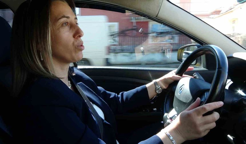Üç çocuk annesi, taksi şoförlüğüyle hem ailesinin geçimine katkı sağlıyor hem de kadınlara örnek oluyor