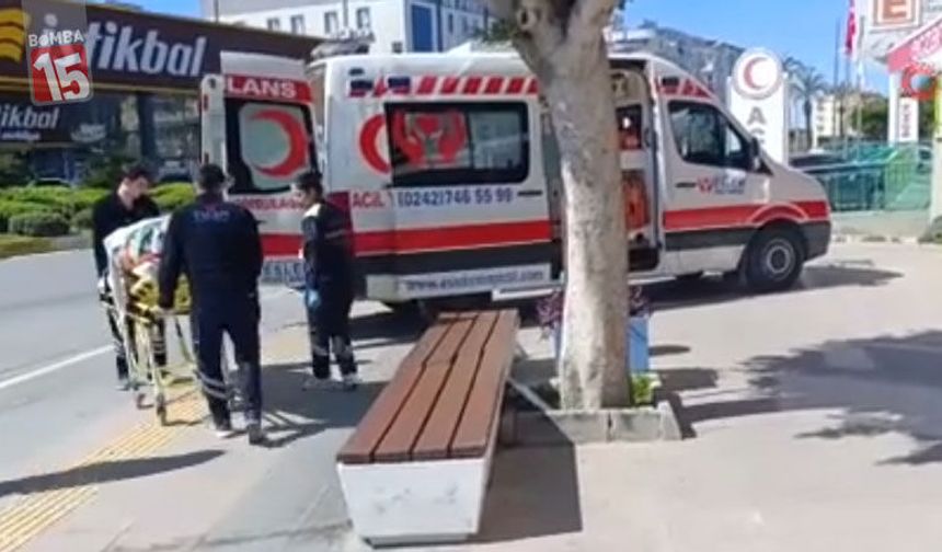 Antalya'da Kontrolden Çıkan Otomobil Kaldırıma Çarptı: 1 Yaralı