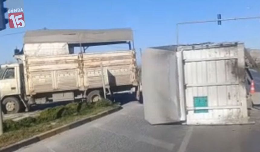 Antalya Manavgat’ta İlginç Kaza: Kamyonun Kasası Yola Savruldu