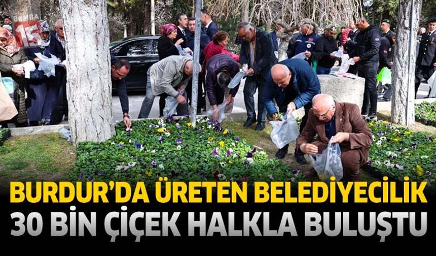 Burdur Belediyesi Vatandaşlara Ücretsiz 30 Bin Çiçek Dağıttı