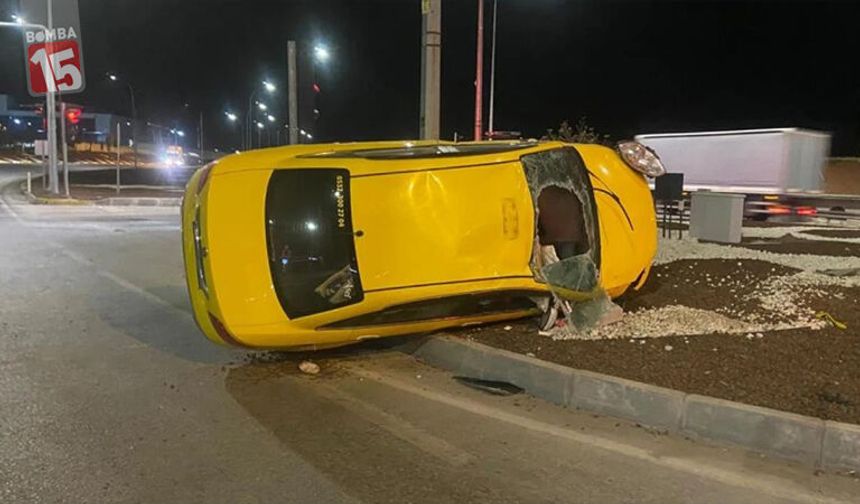 Afyonkarahisar’da Kontrolden Çıkan Taksi Orta Refüje Devrildi