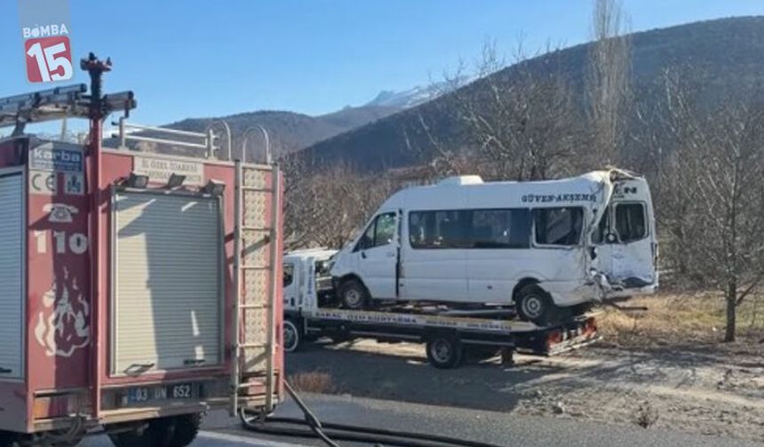 Afyon’da Minibüse Tır Çarptı: Sultandağı’ndaki Kazada 11 Kişi Yaralandı