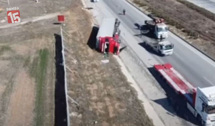Afyonkarahisar Emirdağ’da Tır Devrildi: Yük Yola Saçıldı, Sürücü Yaralandı