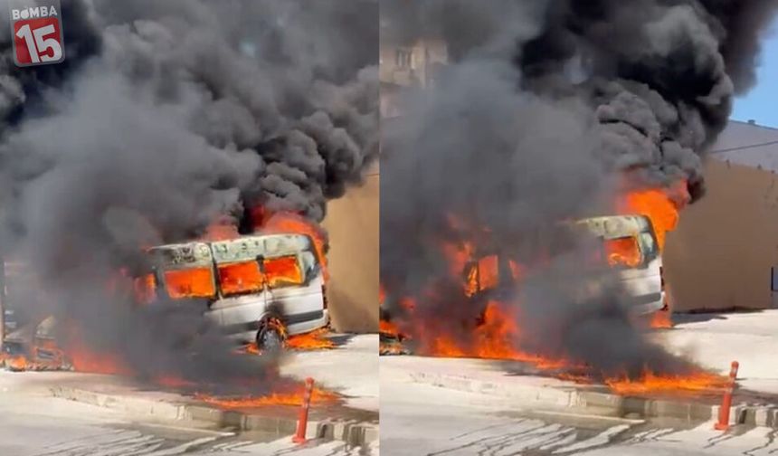 Kepez’de Park Halindeki Minibüs ve Otomobil Küle Döndü