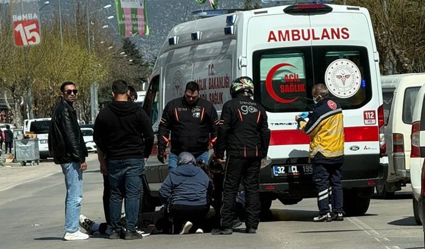 Isparta’da Seyir Halindeki Motosiklet Devrildi: Sürücü Yaralandı